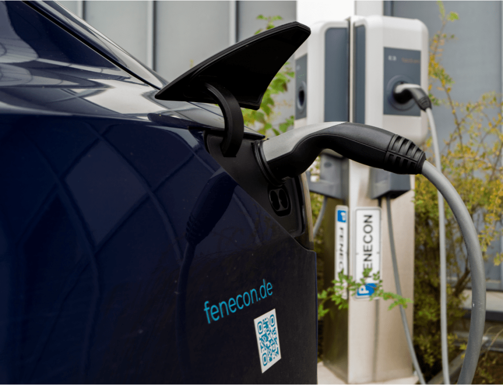 Elektroauto mit Ladesäule