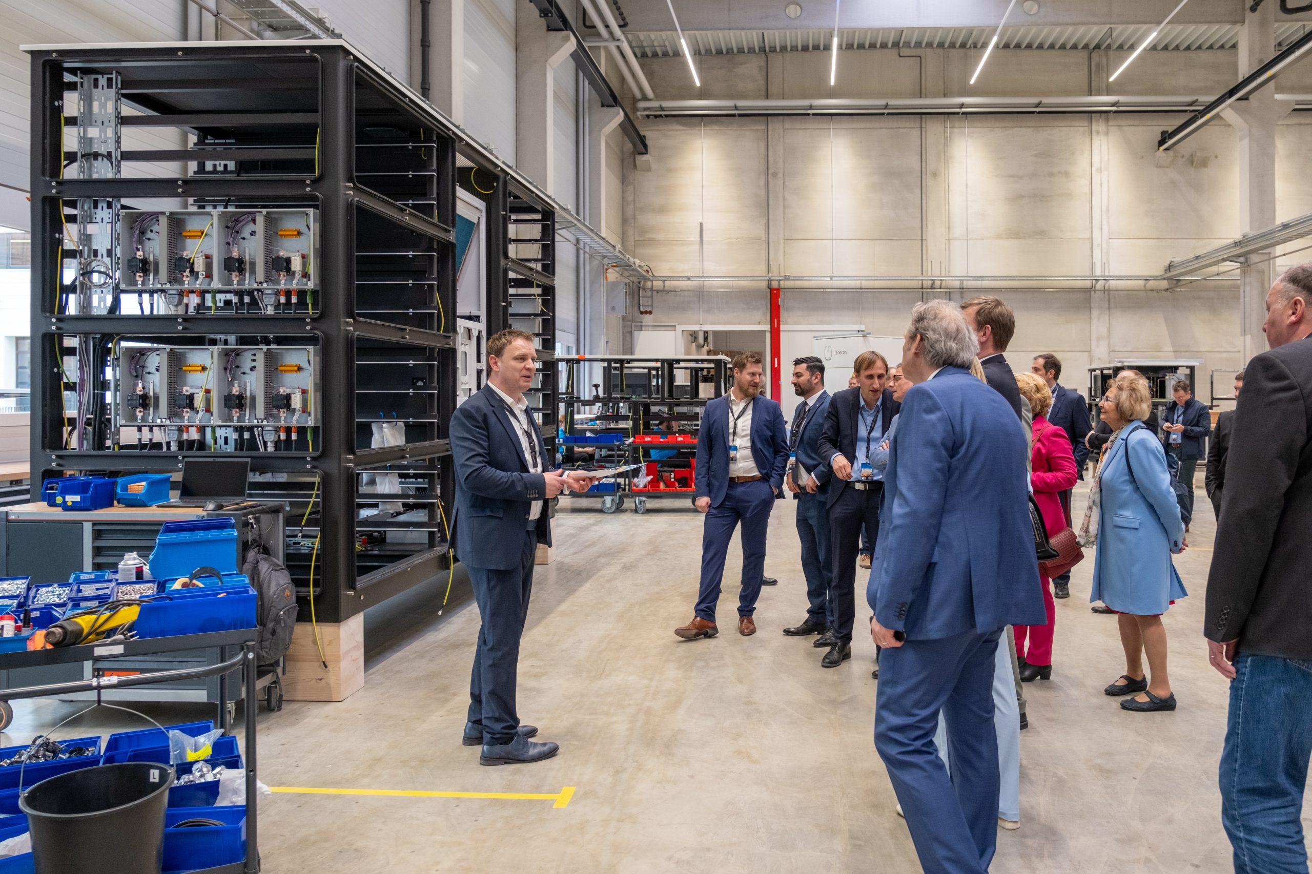 Franz-Josef Feilmeier (links) führte einige der Ehrengäste persönlich durch das neue Werk, u. a. in die große Produktionshalle für die FENECON Industrial-Systeme.