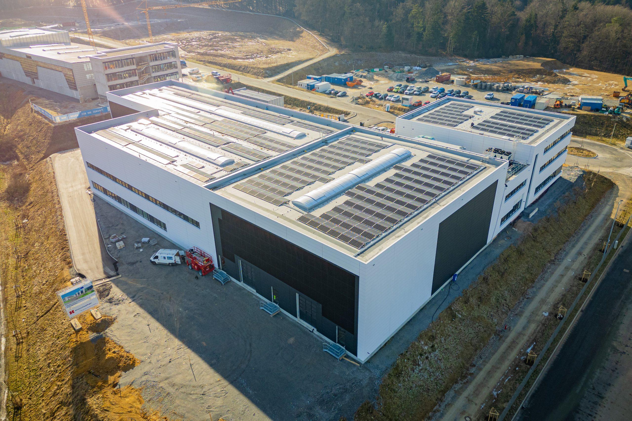 In der CarBatteryReFactory im niederbayerischen Iggensbach entstehen aus neuen obsoleten Elektrofahrzeugbatterien für die Energiewende dringend benötigte Großspeicher.