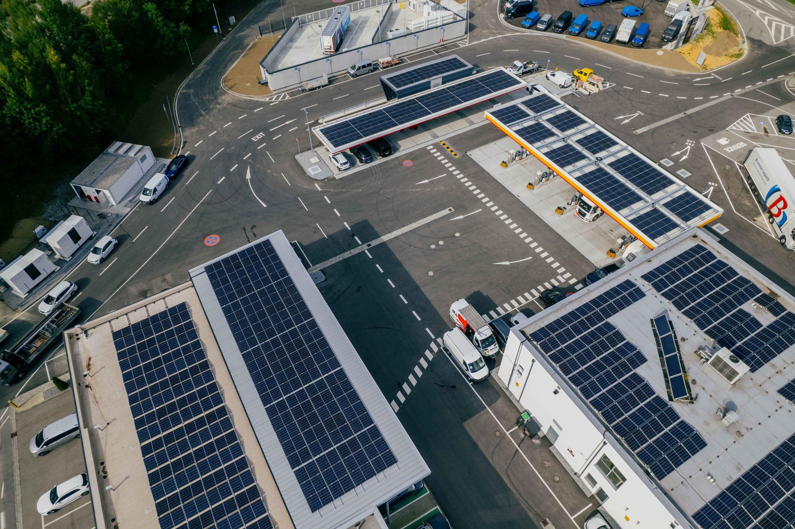Der Next Mobility Hub mit E-Ladelösungen, konventionellen Kraftstoffen und Wasserstoff für Schwerlastverkehr wurde in Passau eröffnet. - Bild: MaierKorduletsch