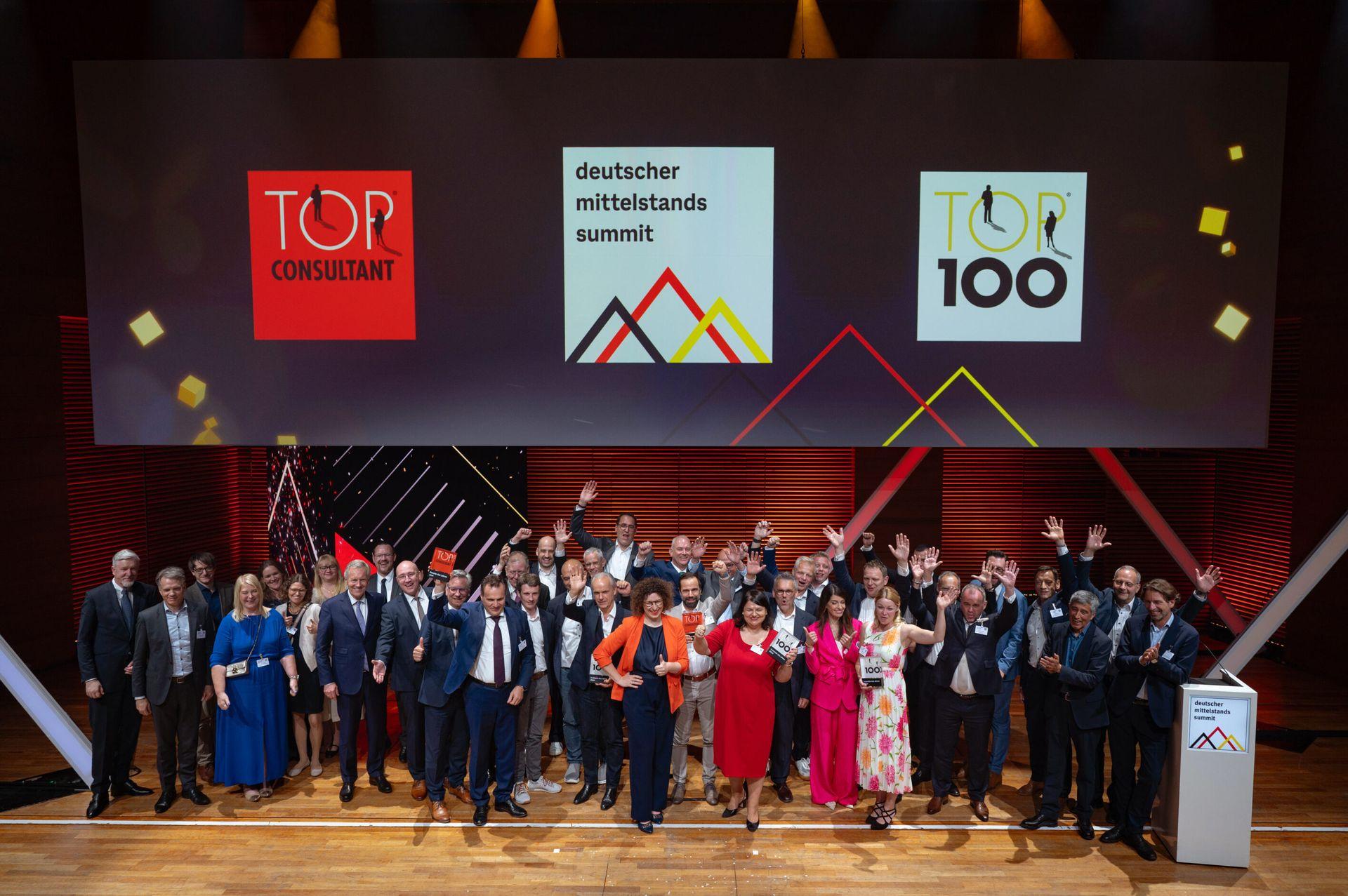 Bei der feierlichen Preisverleihung erhielten die Sieger der Wettbewerbe TOP 100 und TOP CONSULTANT ihre Auszeichnung aus den Händen der beiden Mentoren Ranga Yogeshwar und Christian Wulff. - Foto: KD Busch/compamedia