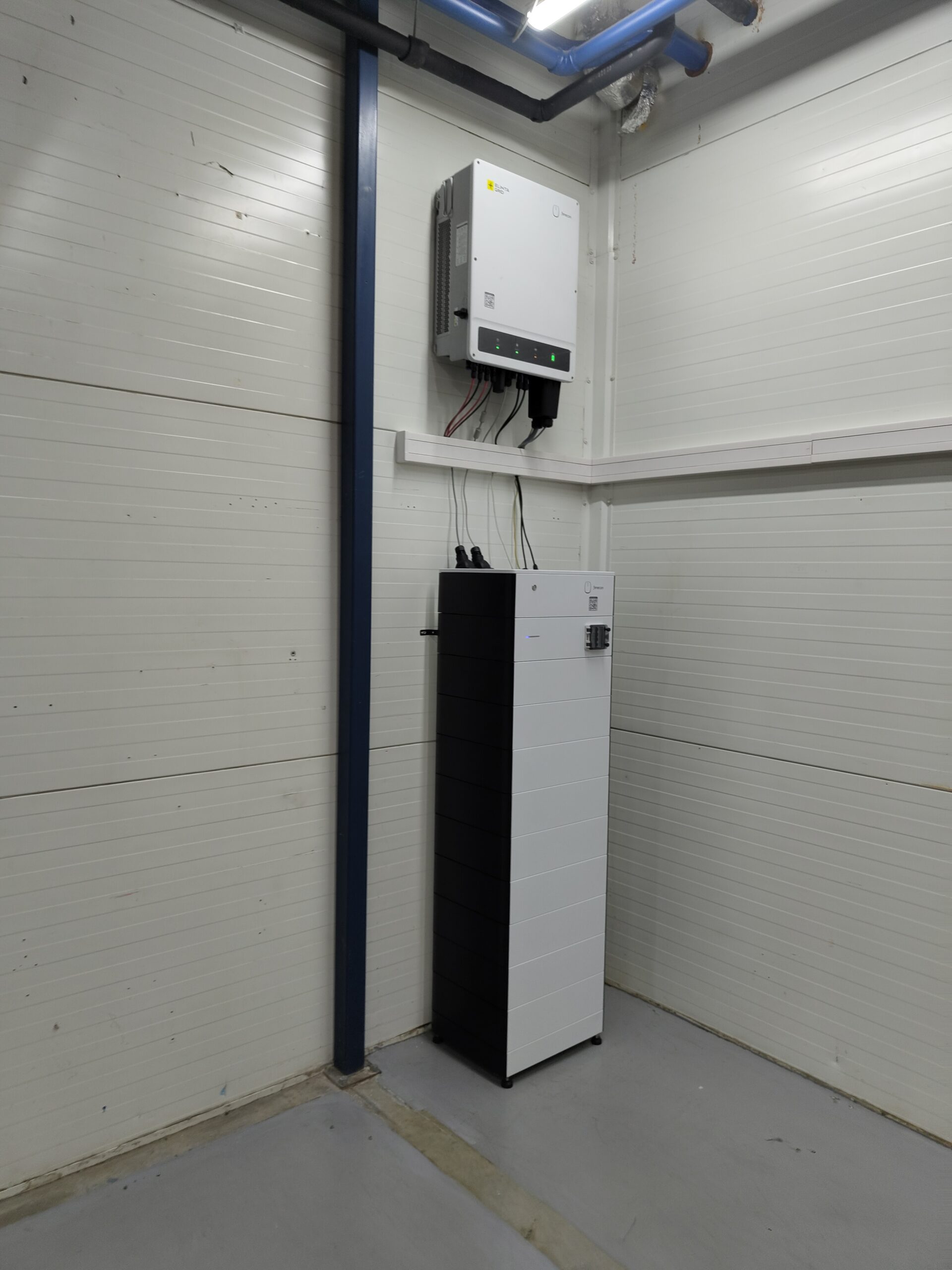 Das FENECON Home 20 System unterstützt den PV-Eigenverbrauch, die Integration von E-Fahrzeug-Ladung, Netzdienste und KI-basierte intelligente Implementierung dynamischer Stromtarife