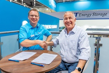 FENECON-Geschäftsführer Franz-Josef Feilmeier (links) und Yannis Stollas (rechts), einer der Inhaber von Grenecon, vereinbaren strategische Partnerschaft. Foto: Fenecon